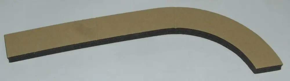 Daikin Dichtung in gebogener Form mit schwarzem Dichtmaterial und braunem Träger, zur Verwendung in Heizsystemen.